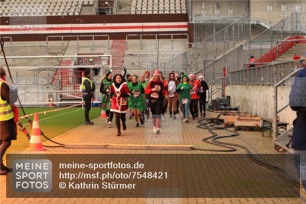 08.12.2024 - St. Pauli X-Mass-Run No. 14 Kathrin Stürmer Photography http://msf.ph/oto/7548421 08.12.2024 10:40:18 Ziel  meine-sportfotos.de
