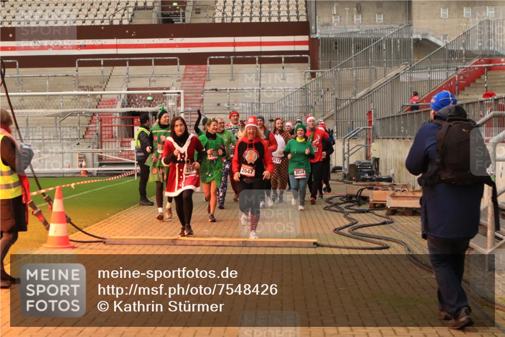 08.12.2024 - St. Pauli X-Mass-Run No. 14 Kathrin Stürmer Photography http://msf.ph/oto/7548426 08.12.2024 10:40:19 Ziel  meine-sportfotos.de
