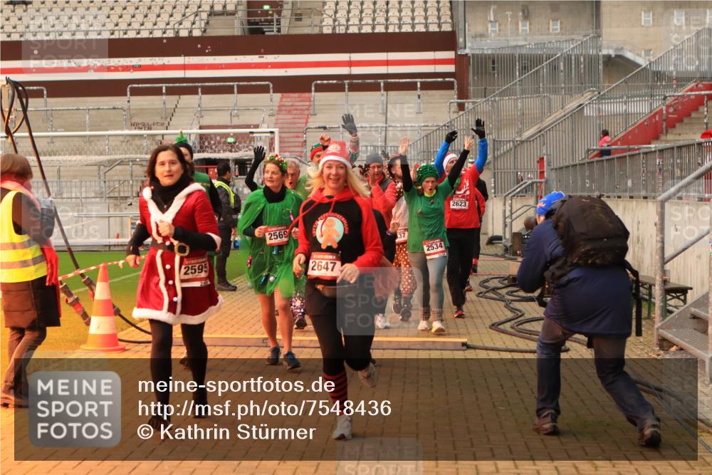 08.12.2024 - St. Pauli X-Mass-Run No. 14 Kathrin Stürmer Photography http://msf.ph/oto/7548436 08.12.2024 10:40:21 Ziel  meine-sportfotos.de