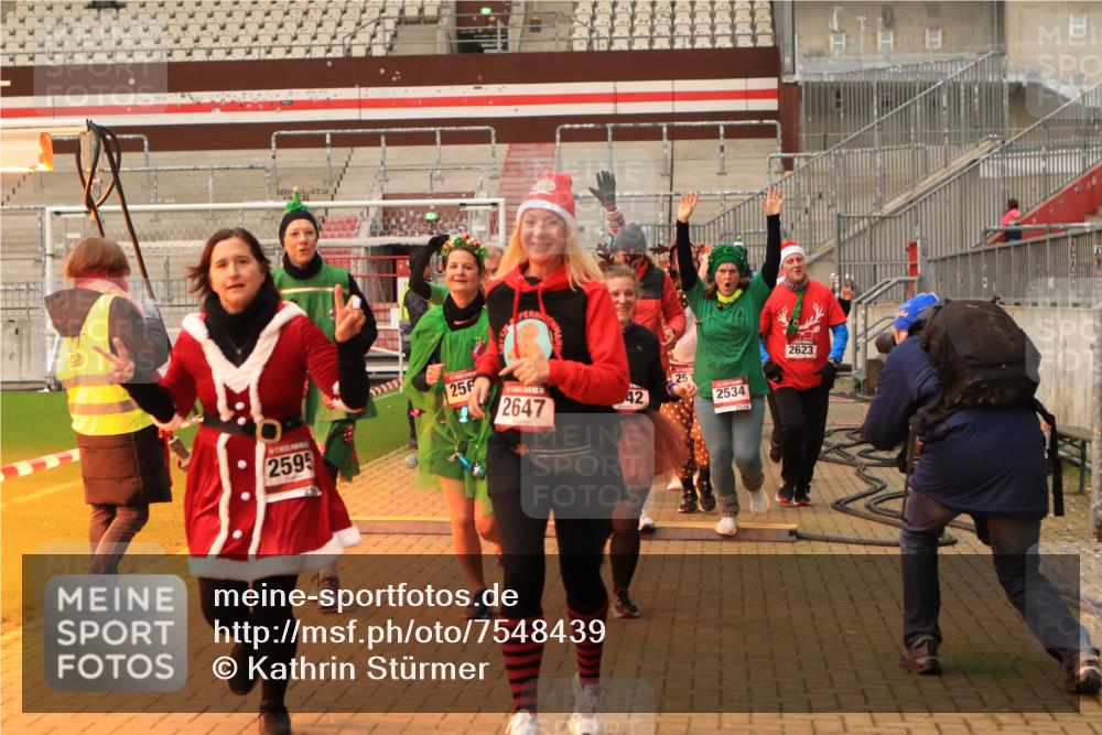 08.12.2024 - St. Pauli X-Mass-Run No. 14 Kathrin Stürmer Photography http://msf.ph/oto/7548439 08.12.2024 10:40:22 Ziel  meine-sportfotos.de