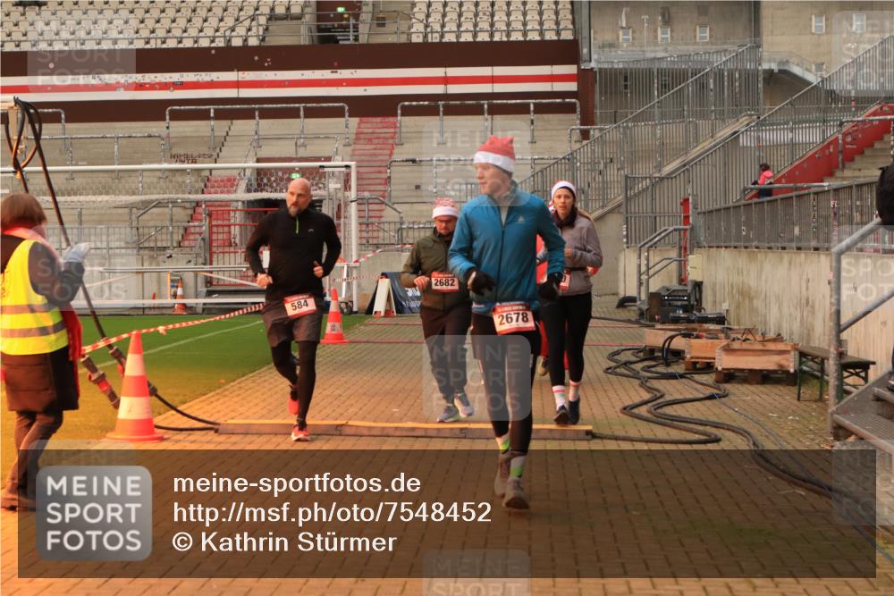 08.12.2024 - St. Pauli X-Mass-Run No. 14 Kathrin Stürmer Photography http://msf.ph/oto/7548452 08.12.2024 10:40:33 Ziel  meine-sportfotos.de