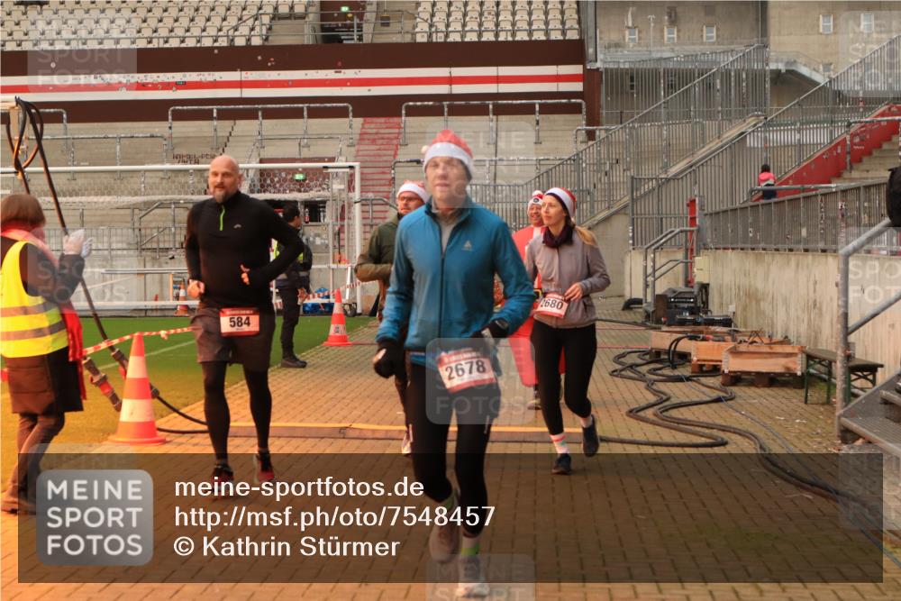 08.12.2024 - St. Pauli X-Mass-Run No. 14 Kathrin Stürmer Photography http://msf.ph/oto/7548457 08.12.2024 10:40:34 Ziel  meine-sportfotos.de