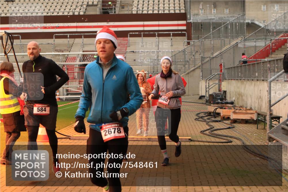 08.12.2024 - St. Pauli X-Mass-Run No. 14 Kathrin Stürmer Photography http://msf.ph/oto/7548461 08.12.2024 10:40:35 Ziel  meine-sportfotos.de