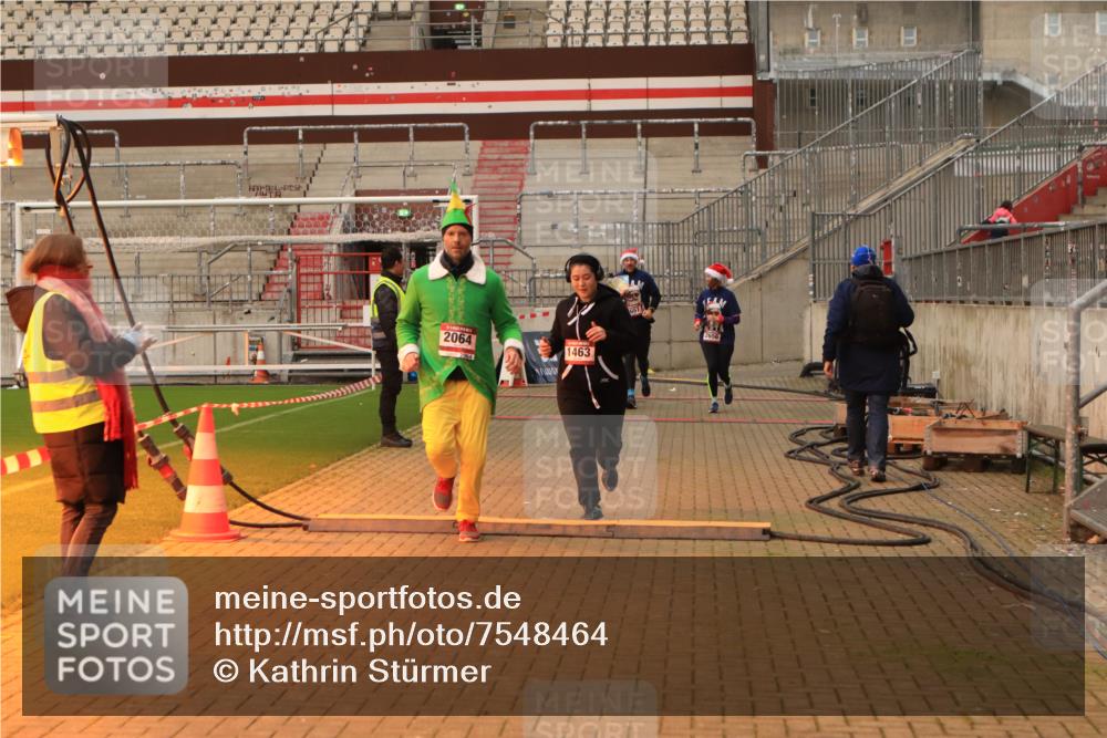 08.12.2024 - St. Pauli X-Mass-Run No. 14 Kathrin Stürmer Photography http://msf.ph/oto/7548464 08.12.2024 10:40:49 Ziel  meine-sportfotos.de