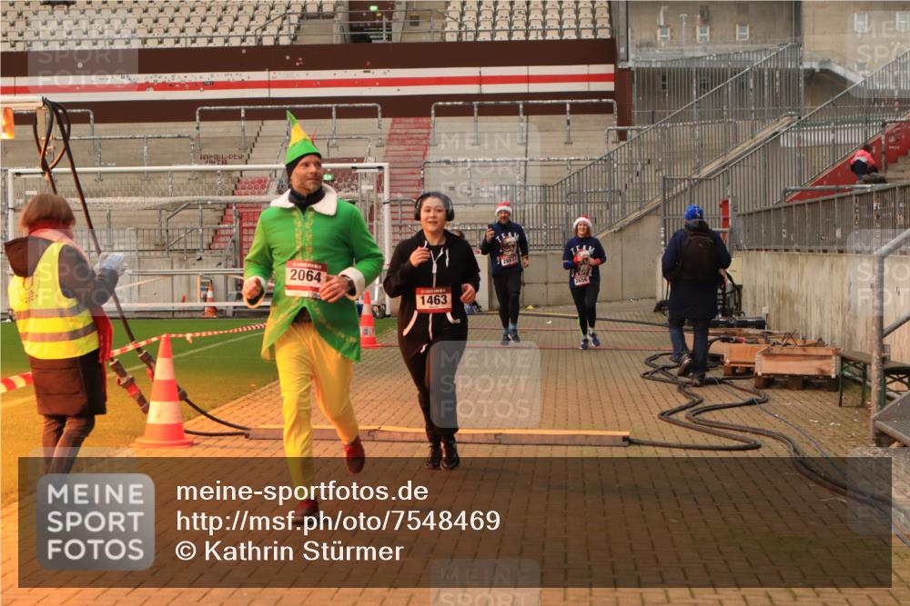 08.12.2024 - St. Pauli X-Mass-Run No. 14 Kathrin Stürmer Photography http://msf.ph/oto/7548469 08.12.2024 10:40:50 Ziel  meine-sportfotos.de