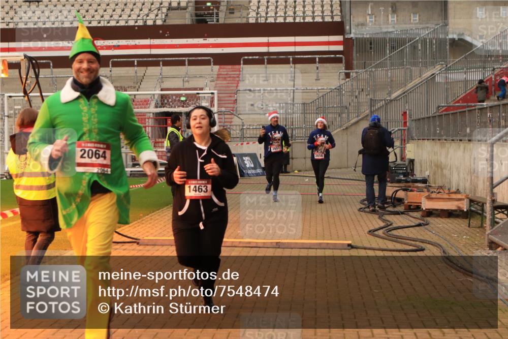 08.12.2024 - St. Pauli X-Mass-Run No. 14 Kathrin Stürmer Photography http://msf.ph/oto/7548474 08.12.2024 10:40:51 Ziel  meine-sportfotos.de