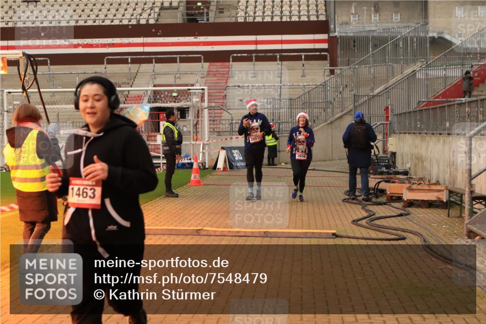 08.12.2024 - St. Pauli X-Mass-Run No. 14 Kathrin Stürmer Photography http://msf.ph/oto/7548479 08.12.2024 10:40:52 Ziel  meine-sportfotos.de