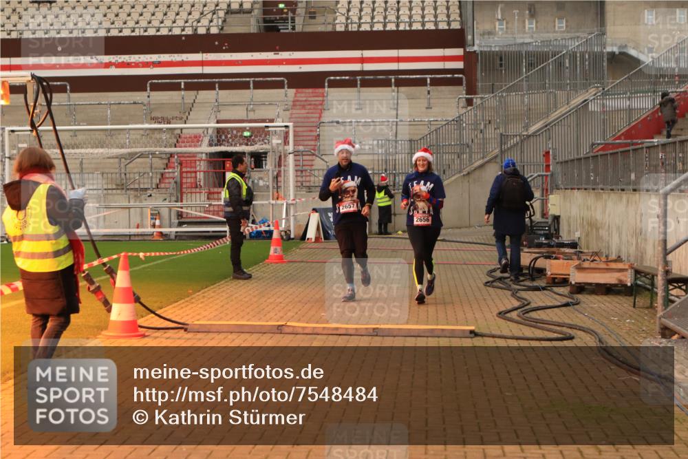 08.12.2024 - St. Pauli X-Mass-Run No. 14 Kathrin Stürmer Photography http://msf.ph/oto/7548484 08.12.2024 10:40:53 Ziel  meine-sportfotos.de