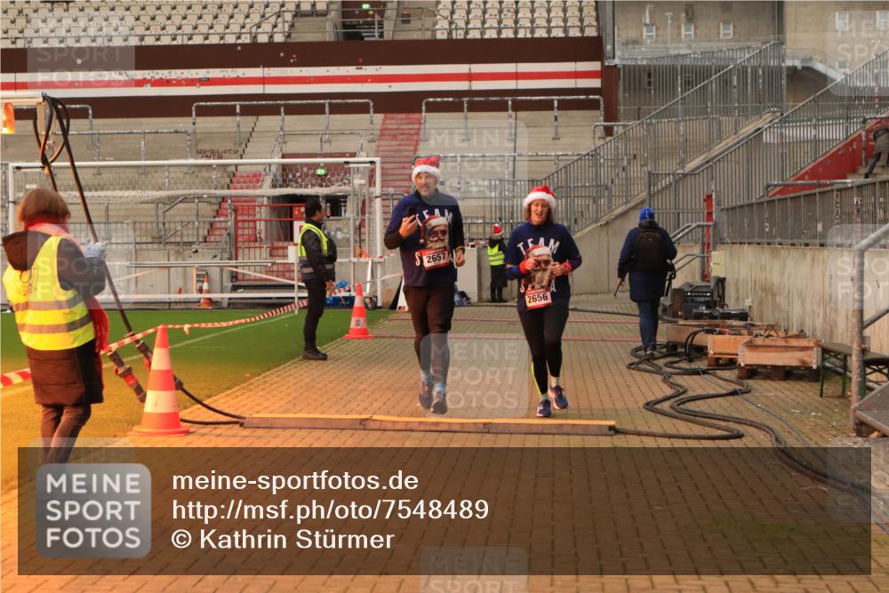 08.12.2024 - St. Pauli X-Mass-Run No. 14 Kathrin Stürmer Photography http://msf.ph/oto/7548489 08.12.2024 10:40:54 Ziel  meine-sportfotos.de