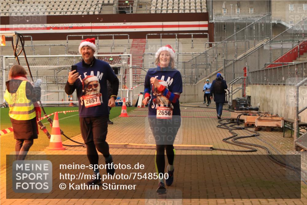 08.12.2024 - St. Pauli X-Mass-Run No. 14 Kathrin Stürmer Photography http://msf.ph/oto/7548500 08.12.2024 10:40:56 Ziel  meine-sportfotos.de