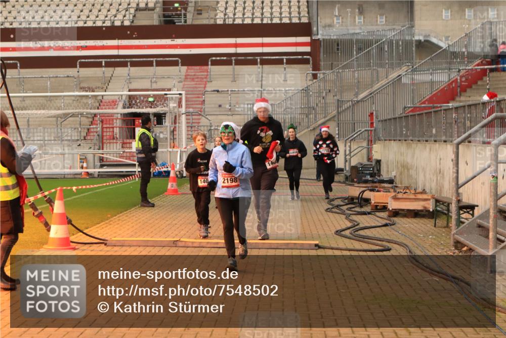 08.12.2024 - St. Pauli X-Mass-Run No. 14 Kathrin Stürmer Photography http://msf.ph/oto/7548502 08.12.2024 10:41:06 Ziel  meine-sportfotos.de