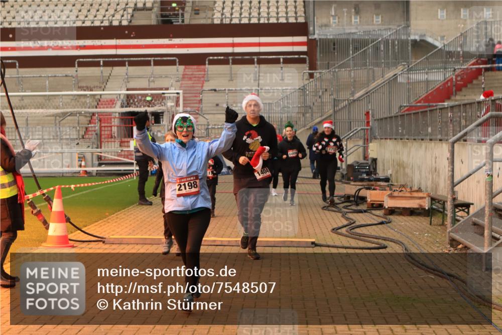 08.12.2024 - St. Pauli X-Mass-Run No. 14 Kathrin Stürmer Photography http://msf.ph/oto/7548507 08.12.2024 10:41:07 Ziel  meine-sportfotos.de
