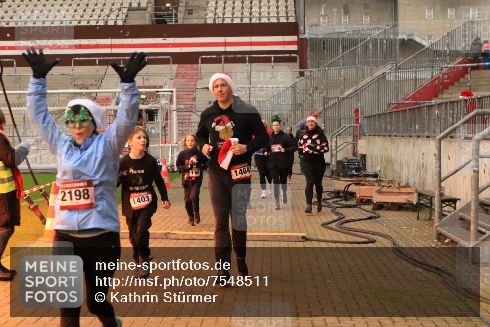 08.12.2024 - St. Pauli X-Mass-Run No. 14 Kathrin Stürmer Photography http://msf.ph/oto/7548511 08.12.2024 10:41:08 Ziel  meine-sportfotos.de