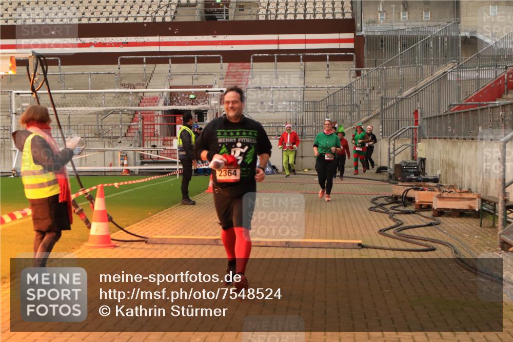 08.12.2024 - St. Pauli X-Mass-Run No. 14 Kathrin Stürmer Photography http://msf.ph/oto/7548524 08.12.2024 10:41:34 Ziel  meine-sportfotos.de