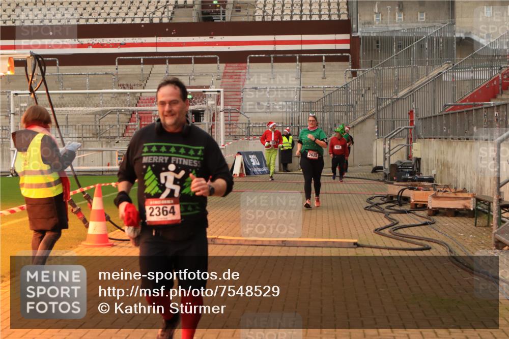 08.12.2024 - St. Pauli X-Mass-Run No. 14 Kathrin Stürmer Photography http://msf.ph/oto/7548529 08.12.2024 10:41:35 Ziel  meine-sportfotos.de