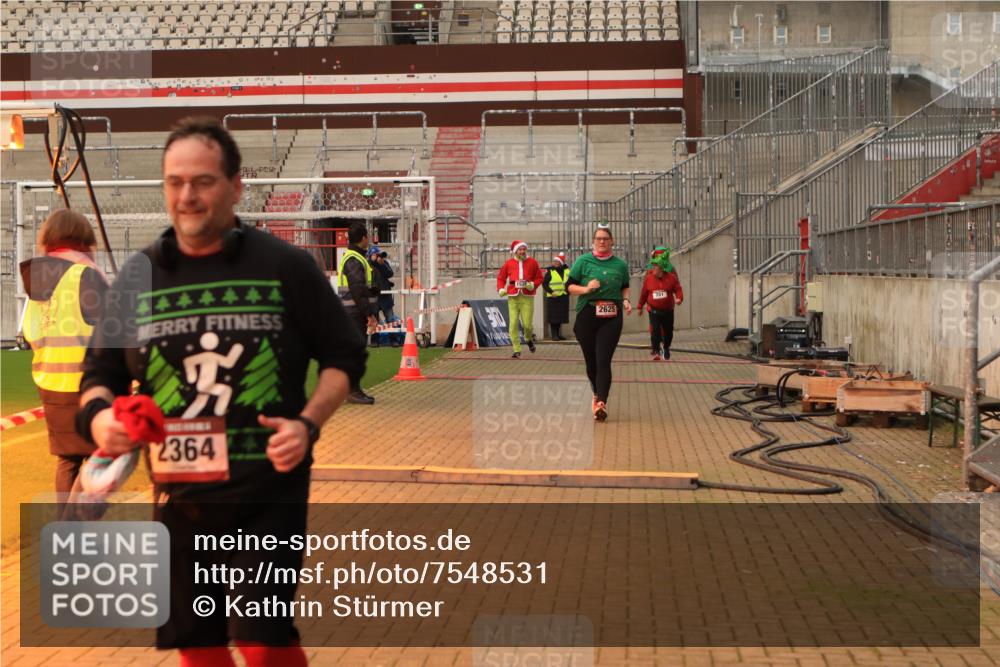 08.12.2024 - St. Pauli X-Mass-Run No. 14 Kathrin Stürmer Photography http://msf.ph/oto/7548531 08.12.2024 10:41:36 Ziel  meine-sportfotos.de