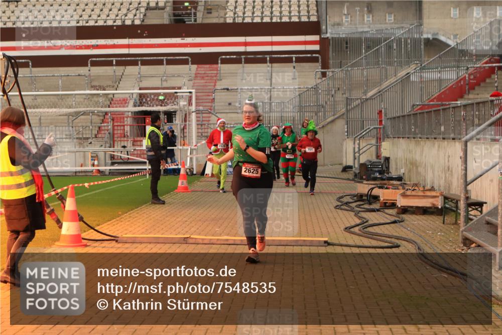 08.12.2024 - St. Pauli X-Mass-Run No. 14 Kathrin Stürmer Photography http://msf.ph/oto/7548535 08.12.2024 10:41:38 Ziel  meine-sportfotos.de
