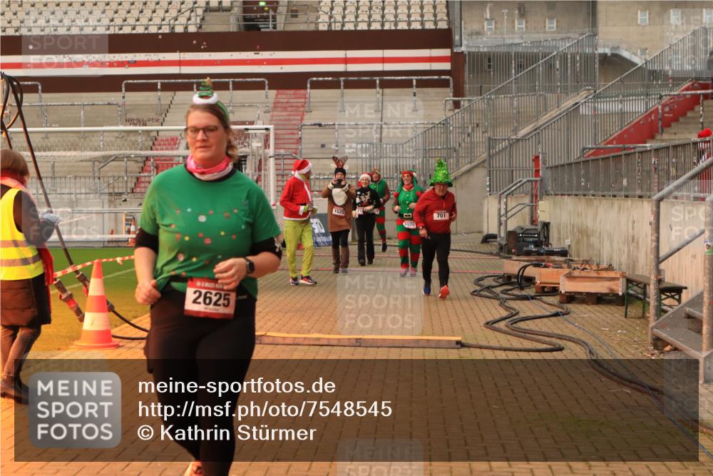 08.12.2024 - St. Pauli X-Mass-Run No. 14 Kathrin Stürmer Photography http://msf.ph/oto/7548545 08.12.2024 10:41:40 Ziel  meine-sportfotos.de