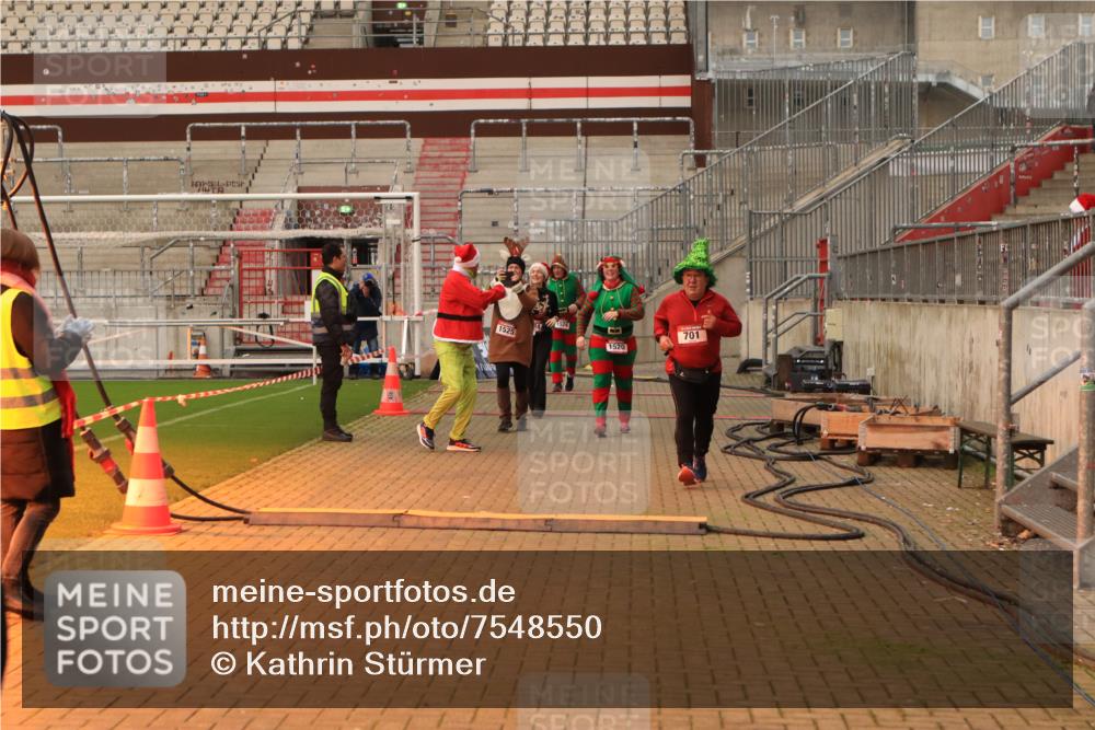 08.12.2024 - St. Pauli X-Mass-Run No. 14 Kathrin Stürmer Photography http://msf.ph/oto/7548550 08.12.2024 10:41:41 Ziel  meine-sportfotos.de