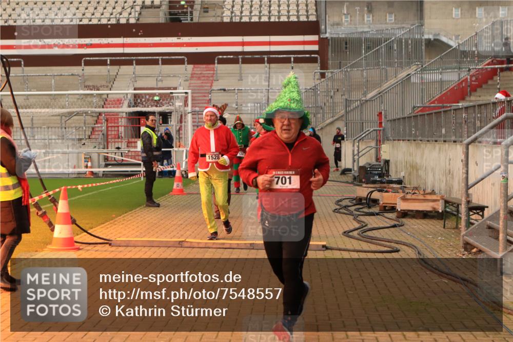 08.12.2024 - St. Pauli X-Mass-Run No. 14 Kathrin Stürmer Photography http://msf.ph/oto/7548557 08.12.2024 10:41:44 Ziel  meine-sportfotos.de