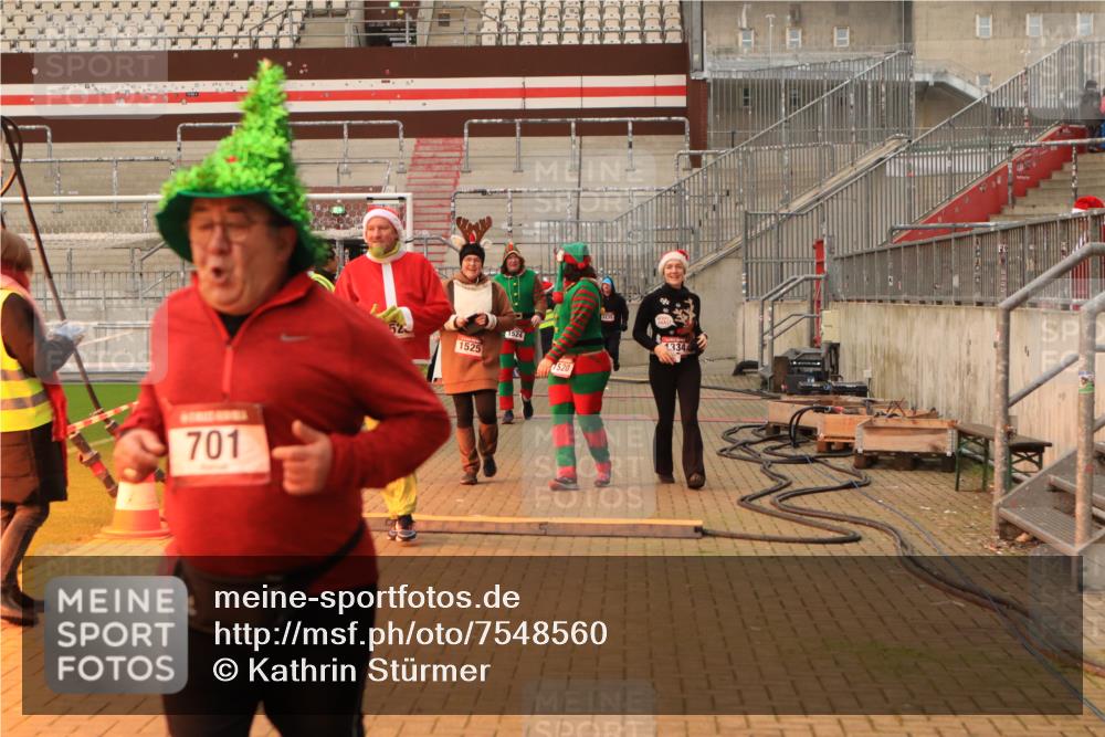 08.12.2024 - St. Pauli X-Mass-Run No. 14 Kathrin Stürmer Photography http://msf.ph/oto/7548560 08.12.2024 10:41:45 Ziel  meine-sportfotos.de