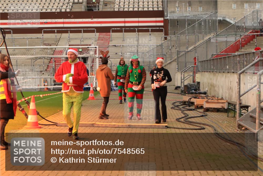 08.12.2024 - St. Pauli X-Mass-Run No. 14 Kathrin Stürmer Photography http://msf.ph/oto/7548565 08.12.2024 10:41:46 Ziel  meine-sportfotos.de