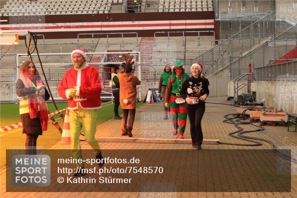 08.12.2024 - St. Pauli X-Mass-Run No. 14 Kathrin Stürmer Photography http://msf.ph/oto/7548570 08.12.2024 10:41:47 Ziel  meine-sportfotos.de