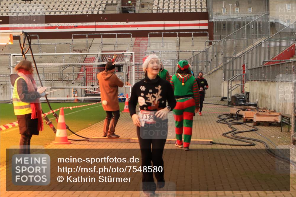 08.12.2024 - St. Pauli X-Mass-Run No. 14 Kathrin Stürmer Photography http://msf.ph/oto/7548580 08.12.2024 10:41:49 Ziel  meine-sportfotos.de