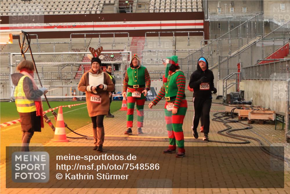08.12.2024 - St. Pauli X-Mass-Run No. 14 Kathrin Stürmer Photography http://msf.ph/oto/7548586 08.12.2024 10:41:51 Ziel  meine-sportfotos.de