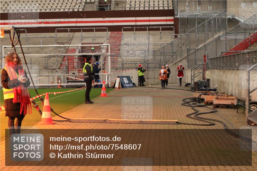 08.12.2024 - St. Pauli X-Mass-Run No. 14 Kathrin Stürmer Photography http://msf.ph/oto/7548607 08.12.2024 10:42:09 Ziel  meine-sportfotos.de