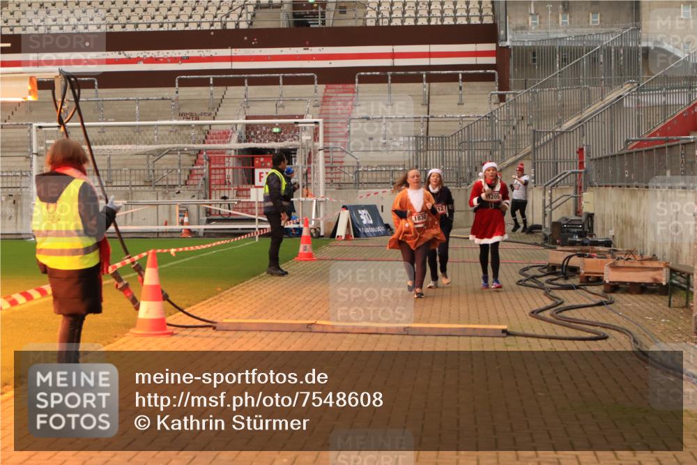 08.12.2024 - St. Pauli X-Mass-Run No. 14 Kathrin Stürmer Photography http://msf.ph/oto/7548608 08.12.2024 10:42:17 Ziel  meine-sportfotos.de