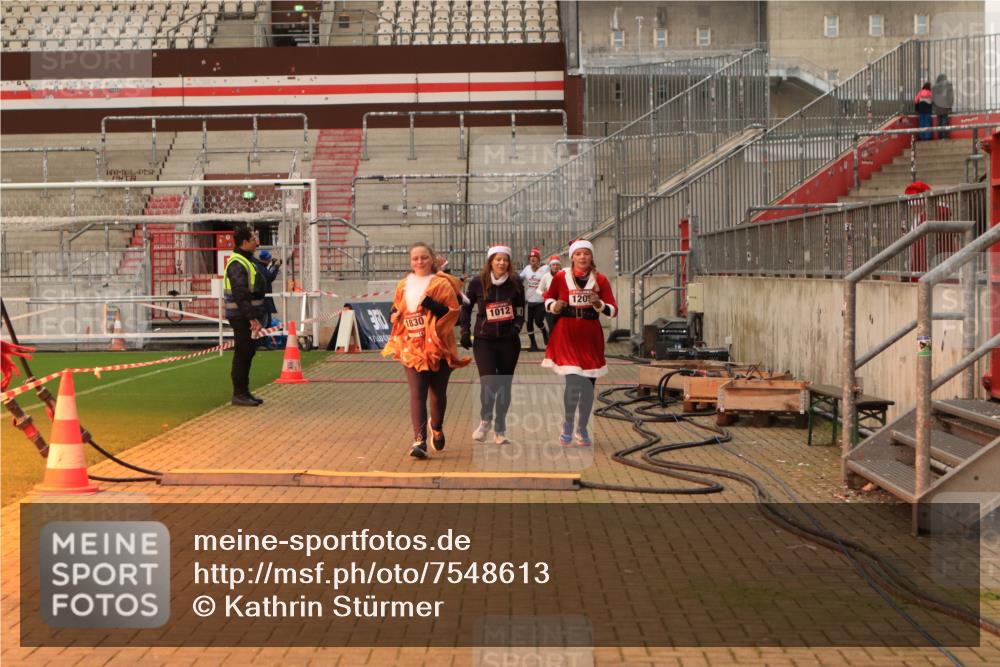 08.12.2024 - St. Pauli X-Mass-Run No. 14 Kathrin Stürmer Photography http://msf.ph/oto/7548613 08.12.2024 10:42:18 Ziel  meine-sportfotos.de