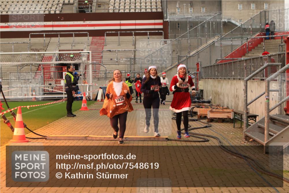 08.12.2024 - St. Pauli X-Mass-Run No. 14 Kathrin Stürmer Photography http://msf.ph/oto/7548619 08.12.2024 10:42:19 Ziel  meine-sportfotos.de