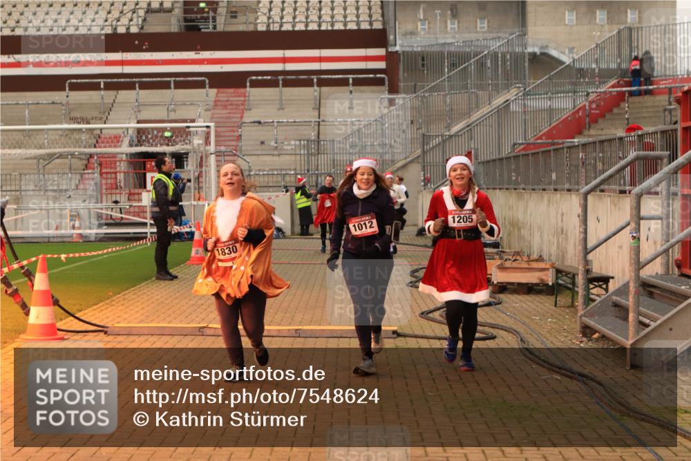 08.12.2024 - St. Pauli X-Mass-Run No. 14 Kathrin Stürmer Photography http://msf.ph/oto/7548624 08.12.2024 10:42:20 Ziel  meine-sportfotos.de