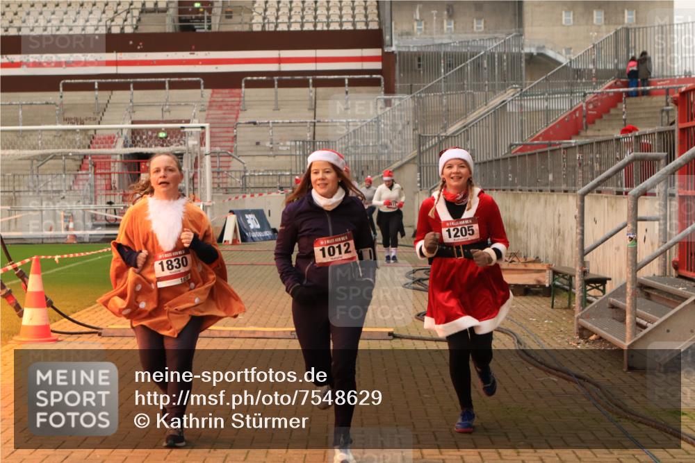 08.12.2024 - St. Pauli X-Mass-Run No. 14 Kathrin Stürmer Photography http://msf.ph/oto/7548629 08.12.2024 10:42:21 Ziel  meine-sportfotos.de