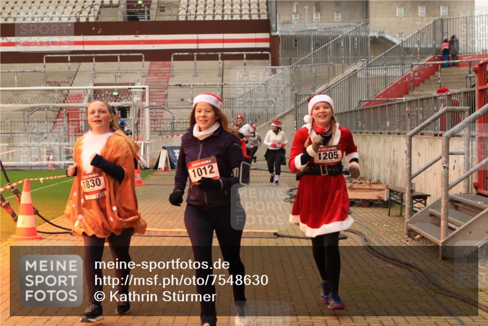 08.12.2024 - St. Pauli X-Mass-Run No. 14 Kathrin Stürmer Photography http://msf.ph/oto/7548630 08.12.2024 10:42:22 Ziel  meine-sportfotos.de