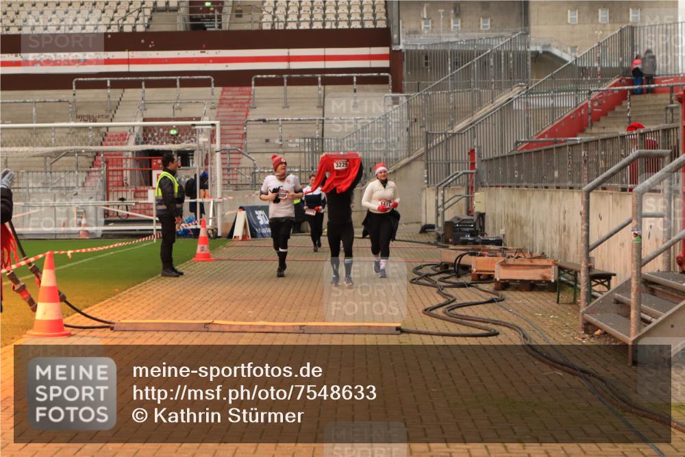 08.12.2024 - St. Pauli X-Mass-Run No. 14 Kathrin Stürmer Photography http://msf.ph/oto/7548633 08.12.2024 10:42:24 Ziel  meine-sportfotos.de