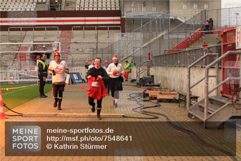 08.12.2024 - St. Pauli X-Mass-Run No. 14 Kathrin Stürmer Photography http://msf.ph/oto/7548641 08.12.2024 10:42:26 Ziel  meine-sportfotos.de