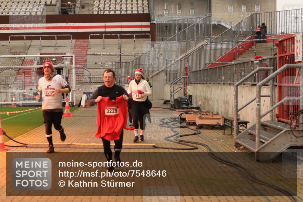 08.12.2024 - St. Pauli X-Mass-Run No. 14 Kathrin Stürmer Photography http://msf.ph/oto/7548646 08.12.2024 10:42:27 Ziel  meine-sportfotos.de
