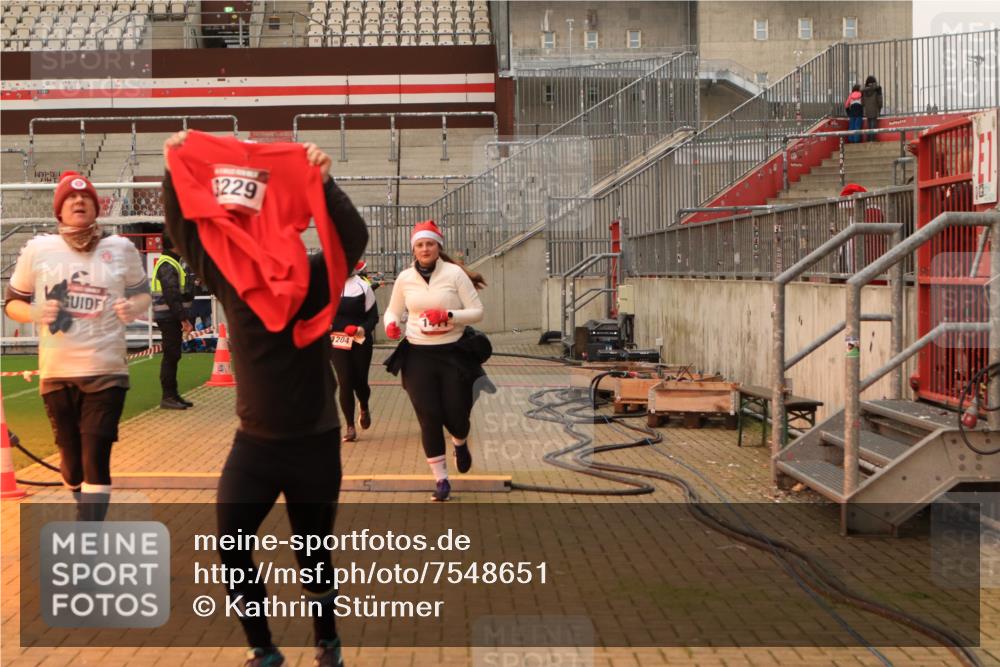08.12.2024 - St. Pauli X-Mass-Run No. 14 Kathrin Stürmer Photography http://msf.ph/oto/7548651 08.12.2024 10:42:28 Ziel  meine-sportfotos.de