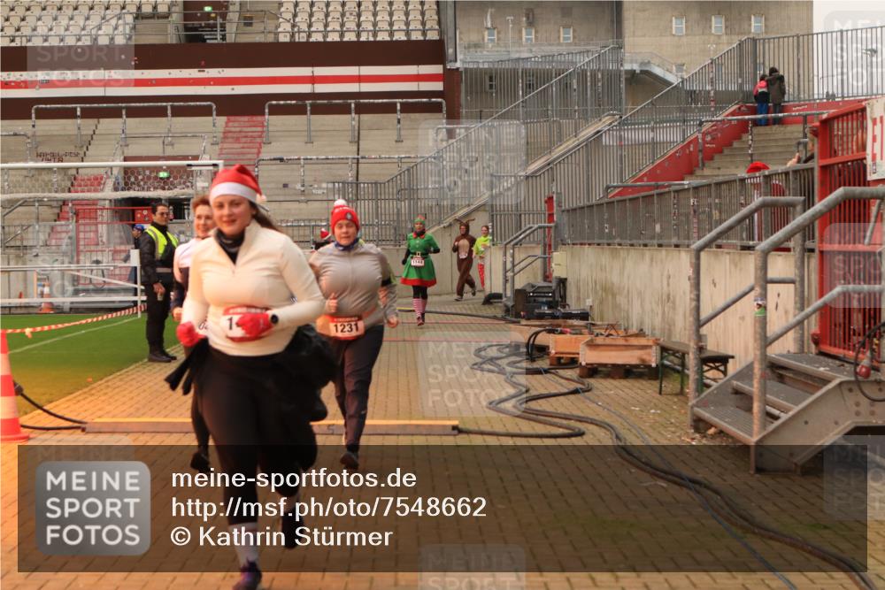 08.12.2024 - St. Pauli X-Mass-Run No. 14 Kathrin Stürmer Photography http://msf.ph/oto/7548662 08.12.2024 10:42:30 Ziel  meine-sportfotos.de