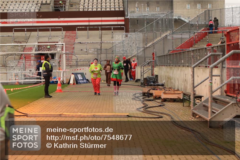 08.12.2024 - St. Pauli X-Mass-Run No. 14 Kathrin Stürmer Photography http://msf.ph/oto/7548677 08.12.2024 10:42:33 Ziel  meine-sportfotos.de