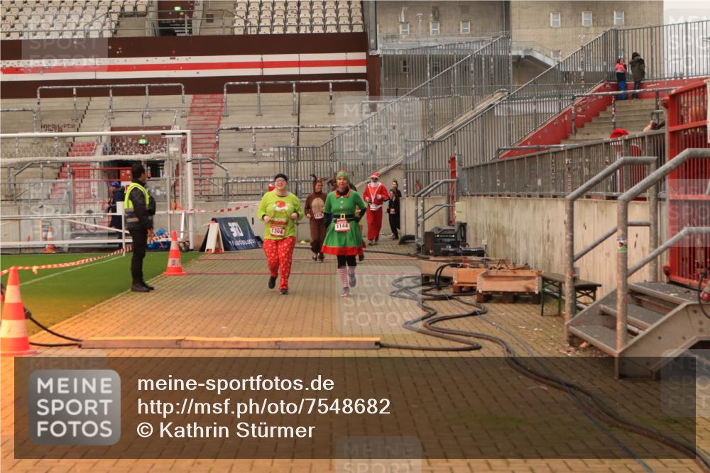 08.12.2024 - St. Pauli X-Mass-Run No. 14 Kathrin Stürmer Photography http://msf.ph/oto/7548682 08.12.2024 10:42:34 Ziel  meine-sportfotos.de