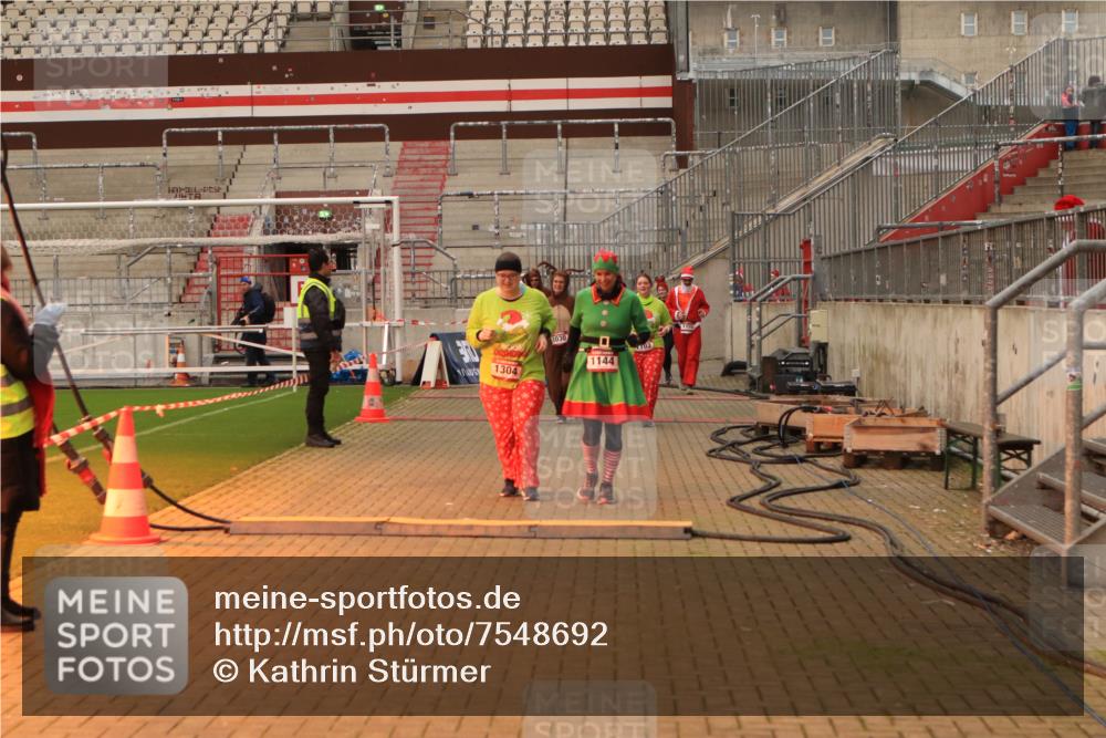 08.12.2024 - St. Pauli X-Mass-Run No. 14 Kathrin Stürmer Photography http://msf.ph/oto/7548692 08.12.2024 10:42:36 Ziel  meine-sportfotos.de