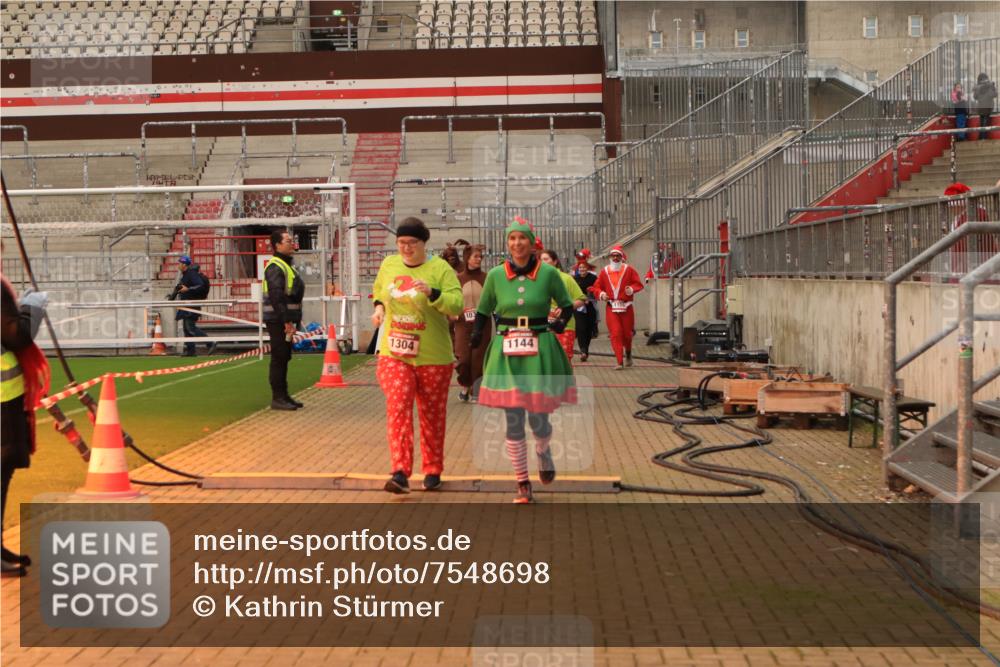 08.12.2024 - St. Pauli X-Mass-Run No. 14 Kathrin Stürmer Photography http://msf.ph/oto/7548698 08.12.2024 10:42:37 Ziel  meine-sportfotos.de