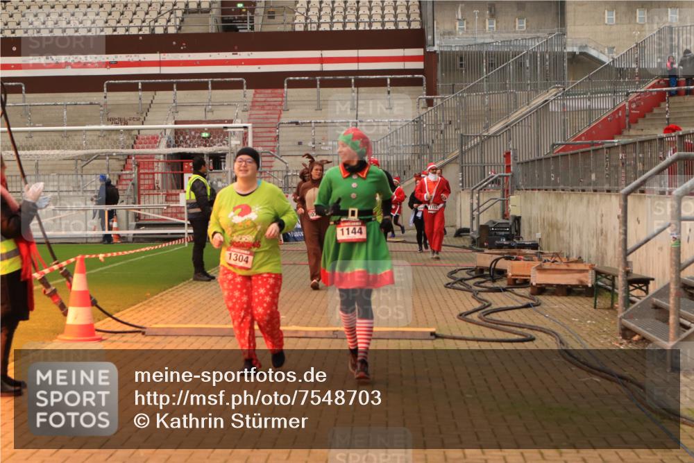 08.12.2024 - St. Pauli X-Mass-Run No. 14 Kathrin Stürmer Photography http://msf.ph/oto/7548703 08.12.2024 10:42:38 Ziel  meine-sportfotos.de