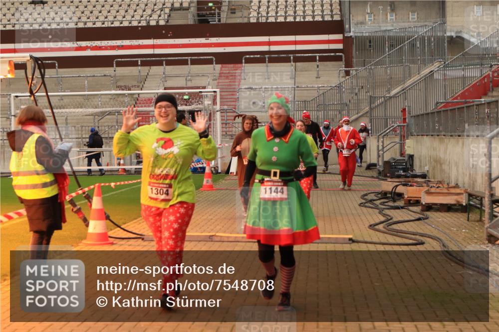 08.12.2024 - St. Pauli X-Mass-Run No. 14 Kathrin Stürmer Photography http://msf.ph/oto/7548708 08.12.2024 10:42:39 Ziel  meine-sportfotos.de