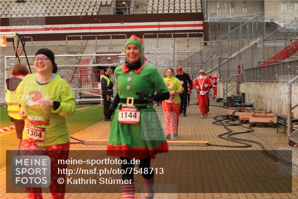 08.12.2024 - St. Pauli X-Mass-Run No. 14 Kathrin Stürmer Photography http://msf.ph/oto/7548713 08.12.2024 10:42:40 Ziel  meine-sportfotos.de
