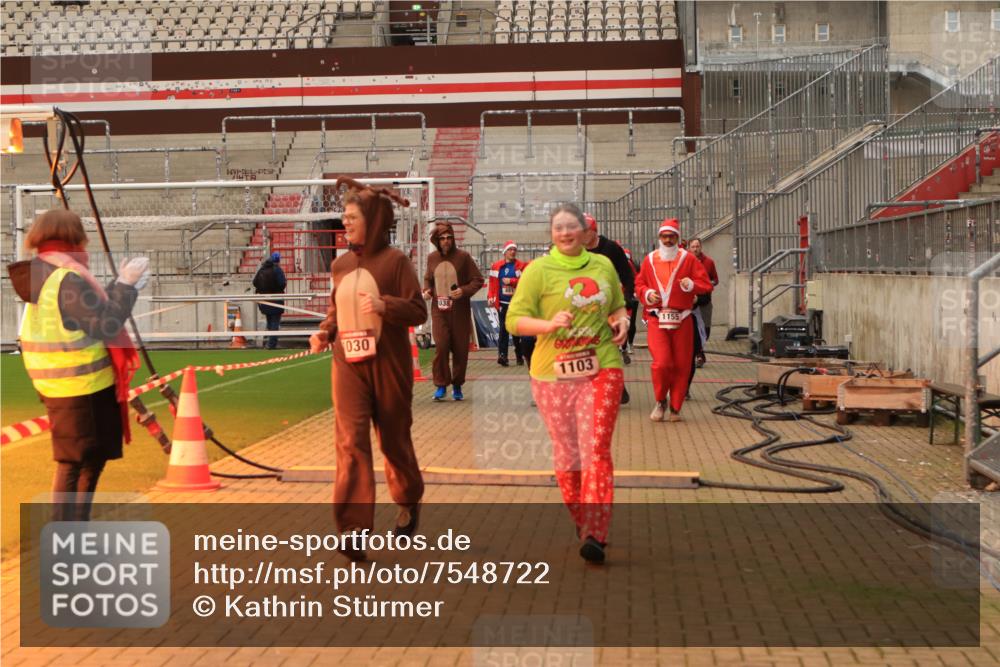 08.12.2024 - St. Pauli X-Mass-Run No. 14 Kathrin Stürmer Photography http://msf.ph/oto/7548722 08.12.2024 10:42:42 Ziel  meine-sportfotos.de