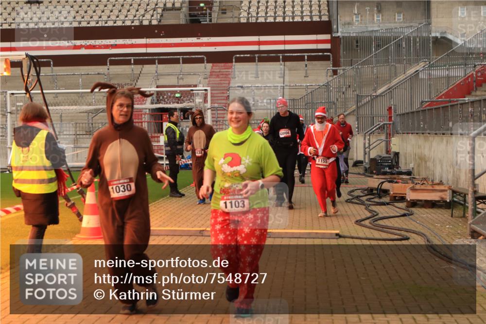 08.12.2024 - St. Pauli X-Mass-Run No. 14 Kathrin Stürmer Photography http://msf.ph/oto/7548727 08.12.2024 10:42:43 Ziel  meine-sportfotos.de